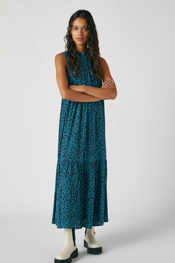 De manga sisa en color azul, este vestido midi con detalle de lazada en la parte trasera tiene un precio de 29,99 euros.