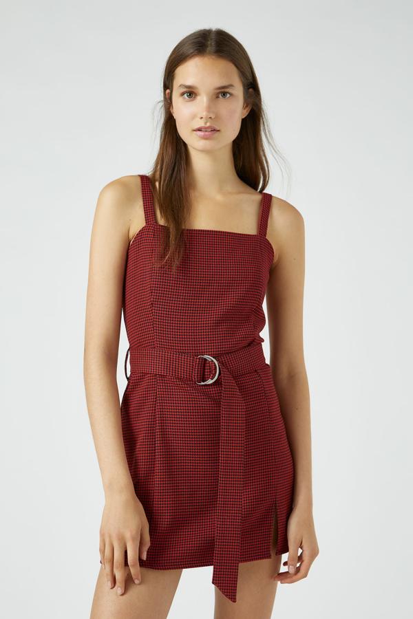 En color rojo, este vestido mini de pata de gallo con cinturón ajustable mediante hebilla está confeccionado en tejido ligeramente elástico y tiene un precio de 17,99 euros.