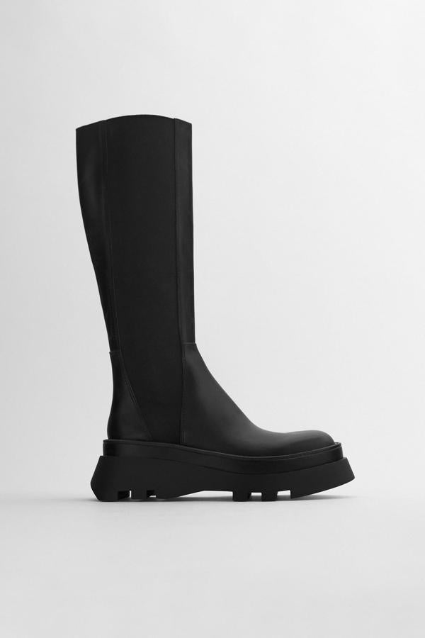 Botas altas de goma con suela dentada, de Zara (99,95 €).