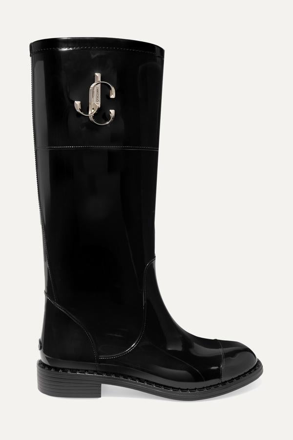 Botas de charol con logo metálico, de Jimmy Choo (350 €).