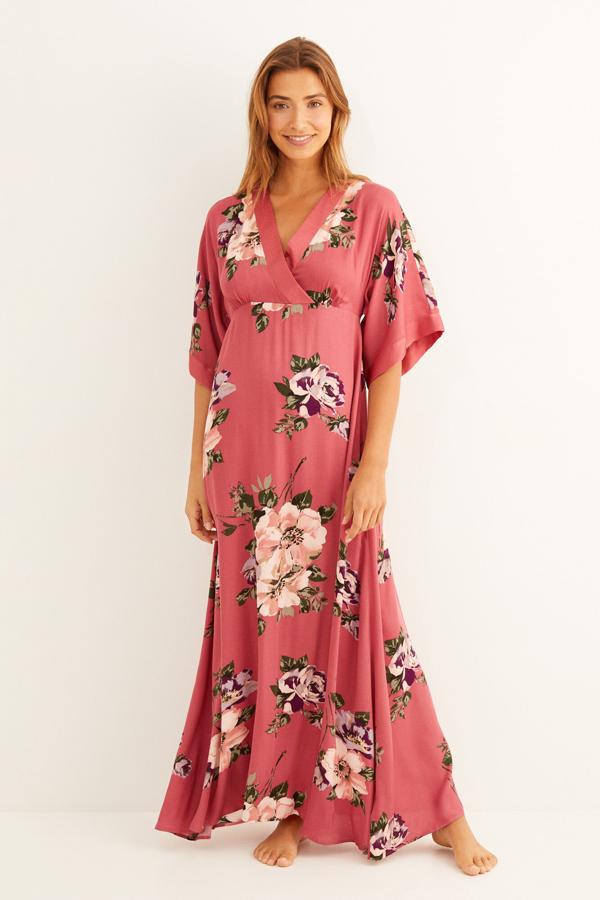 Este camisón largo de flores pondrá estilo a tus planes caseros en 'petit comité' este otoño. Es de Women'Secret y está rebajado a 31.99 euros.