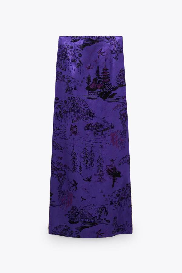 En color morado con estampado, esta falda midi de tiro alto y abertura lateral cuenta con cierre en la espalda y tiene un precio de 29,95 euros. Es de Zara.