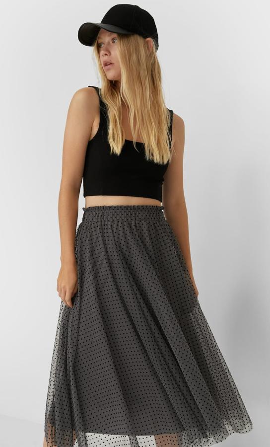 En color gris oscuro, esta falda midi de tul con tiro alto y cintura elástica es de Stradivarius y tiene un precio de 19,99 euros.