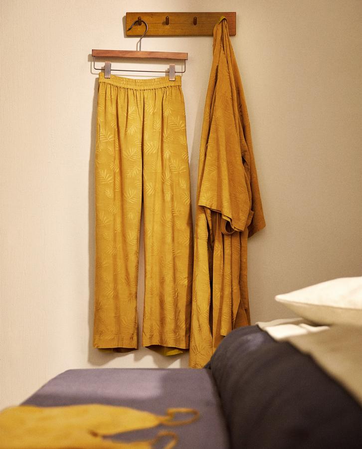 Estamos completamente enamoradas de este conjunto en jacquard color mostaza de Zara Home, que nos pondríamos sin duda también para salir a la calle. El pantalón cuesta 29.95 euros, y el kimono a juego 49.95 euros.