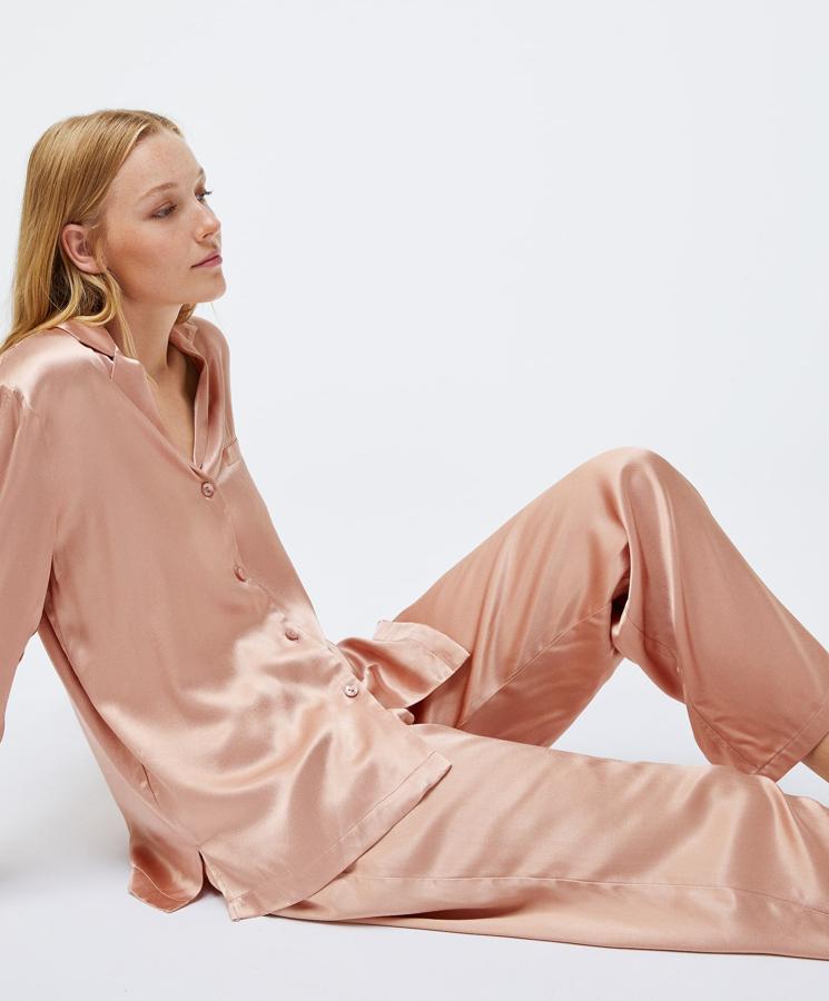 Un clásico que no falla: el pijama de inspiración masculina pero con el toque ultra femenino y sexy del satén rosa. Este es de Oysho, y cuesta 25.99 la camisa y 22.95 el pantalón.