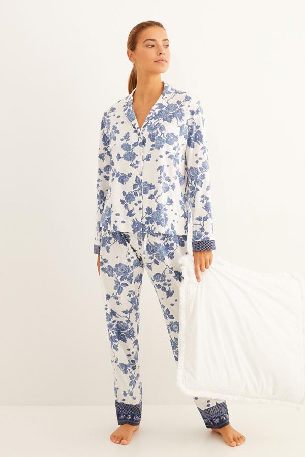 Más ideal aún nos parece este pijama con estampado de flores de Women'Secret, que además está rebajado a 27.99 euros.