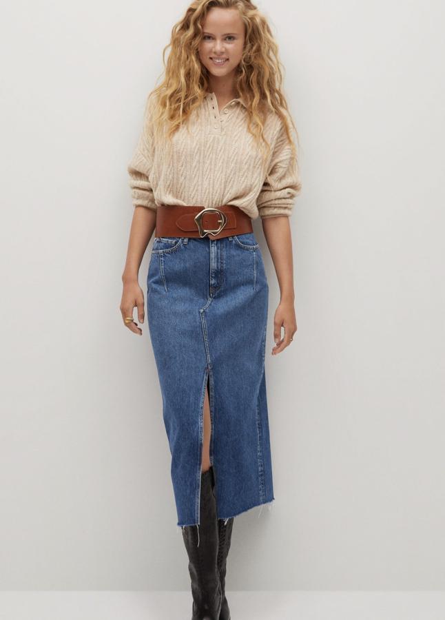 En azul oscuro, esta fada denim de corte midi cuenta con abertura en la parte delantera y cinco bolsillos. Tiene un precio de 29,99 euros.