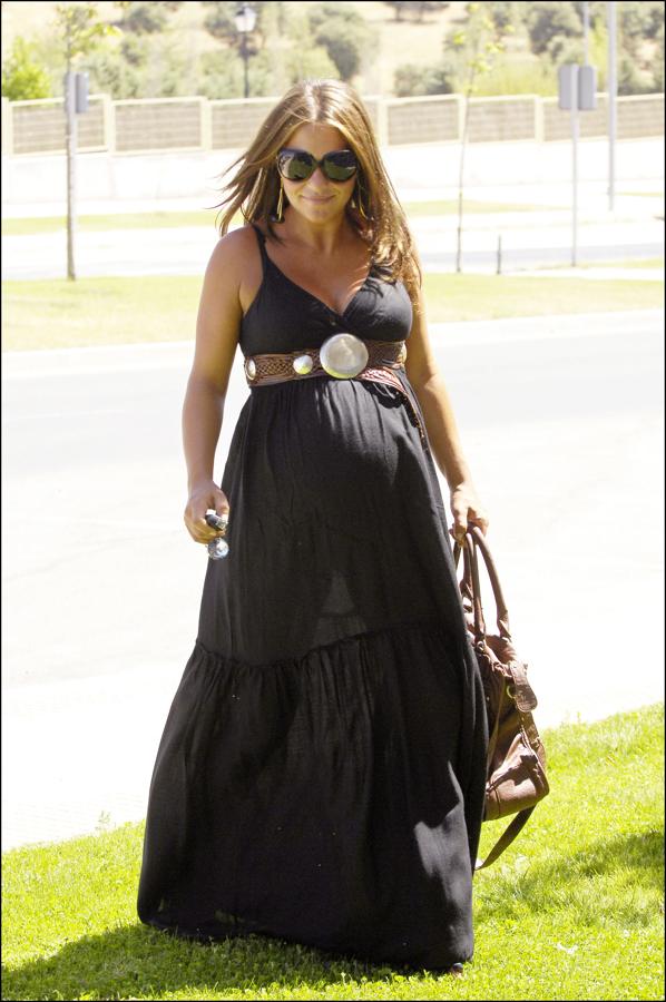 Paula Echevarría hizo de los maxi vestidos con cinturón su look fetiche durante su primer embarazo. Con ellos conseguía ir cómoda y, a la vez, marcar barriguita.