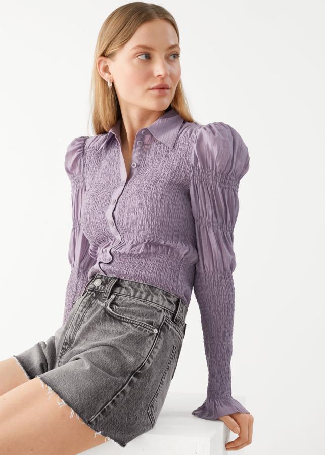 Blusa de nido de abeja con mangas fruncidas y hombros abullonados, de & other Stories (79 €).