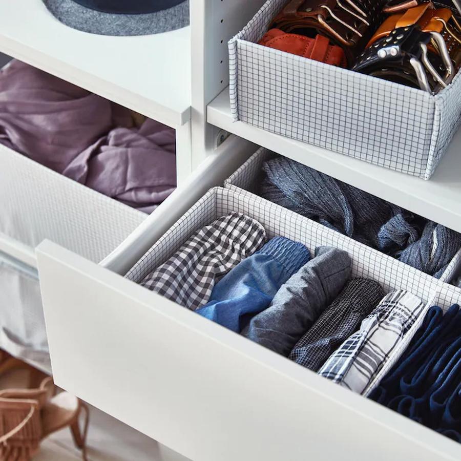 Lo mismo ocurre con tus cajones: no es lo mismo tener todo metido sin orden, que colocarlo en cajas con compartimentos que permitan buscarlo más fácil y, además, multiplicar el espacio. Estos, para la ropa interior, cuestan 3 euros en IKEA.