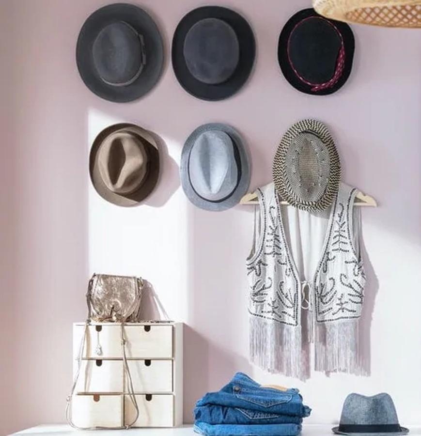 Por último, ¿por qué no usas tus propios complementos como almacenaje? Nos encanta cómo desde IKEA nos proponen colgar nuestros sombreros y, al mismo tiempo, usarlos como perchas.