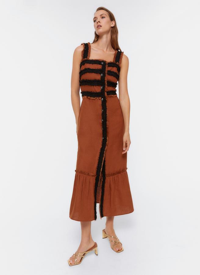 Además de precioso y ultra favorecedor, este vestido de Uterqüe está rebajado de 129 a 90.30 euros.