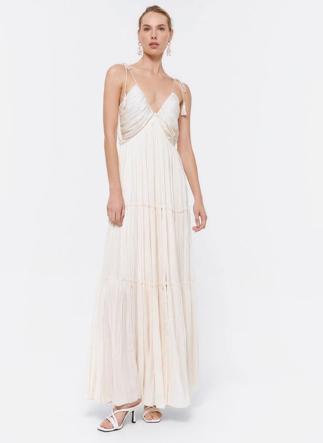 ¿Somos las únicas que nos lo imaginamos como vestido de novia? Su precio en Uterqüe, 159 euros.