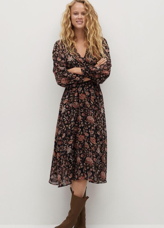 Con estampado floral en negro y marrón, este vestido midi con diseño acampanado y escote de pico cuenta con detalle de plisados y forro interior. Tiene un precio de 49,99 euros.