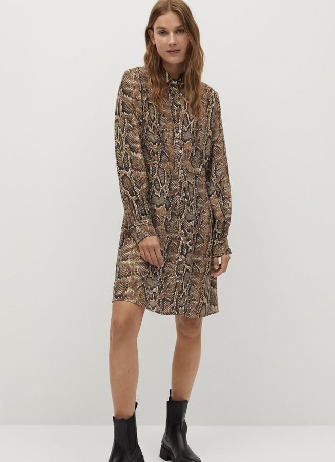Este vestido con estampado de serpiente no solo forma parte de los más deseados de Mango, además, está rebajado. De tejido fluido y diseño acampanado, cuenta con manga abullonada y ahora tiene un precio de 19,99 euros.