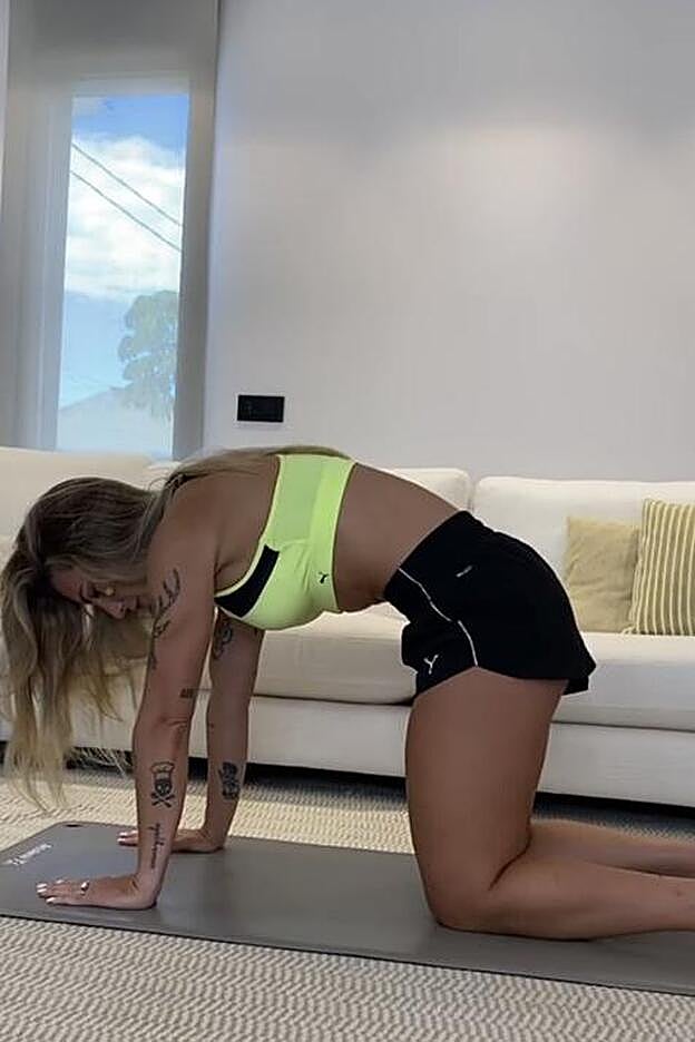 En el segundo ejercicio, en cuadrupedia y curvando la espalda, volvemos a activar la zona del suelo pélvico y mantenemos durante etres segundos.