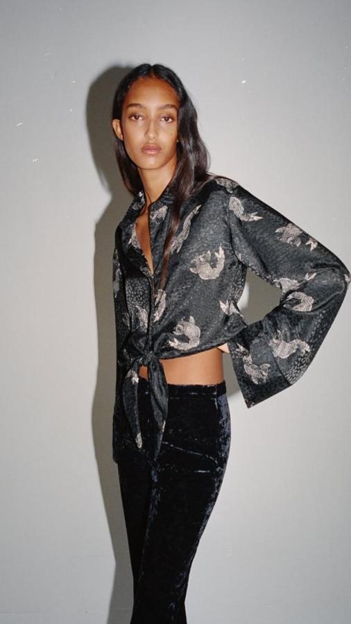 Camisa de cuello solapa y manga larga con estampado oriental en color morado (29,95 euros).