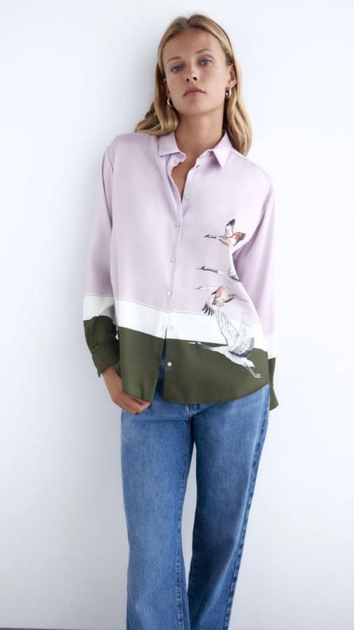 Camisa de manga larga fluida con color block y estampado de pájaros (25,95 euros).
