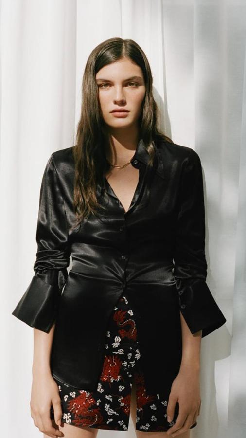 Minifalda estampada en tonos granates a contraste y abertura lateral (25,95 euros).