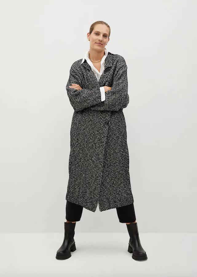 Dibujo de espiga en tonos negros y blancos para este abrigo de Mango con cierre de doble botonadura a contraste, solapas con muesca y diseño holgado. Tiene un precio de 79,99 euros y está disponible entre las tallas XS y L.