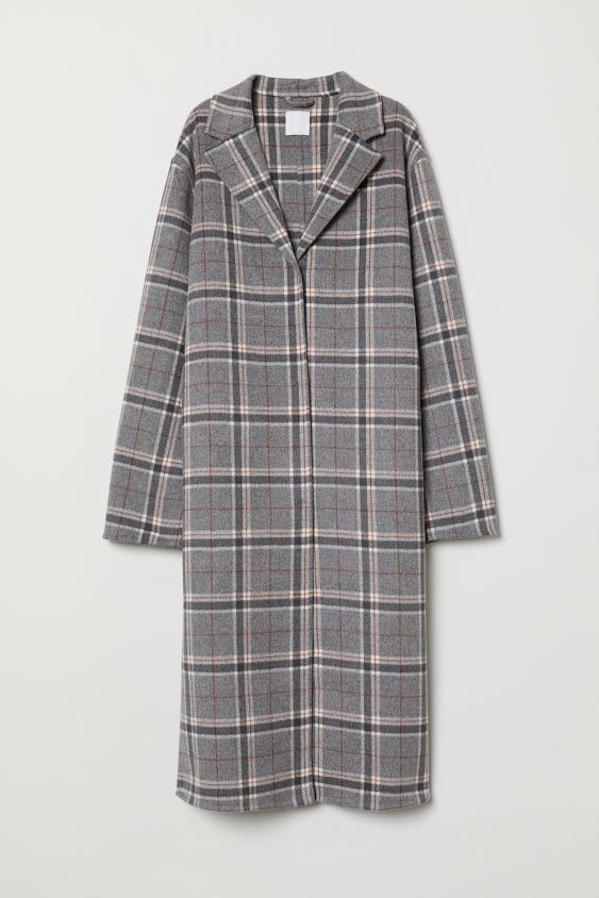 En lana afieltrada con cachemira en la trama, este abrigo largo de H&M viene con solapas de muesca finas, botones de presión ocultos delante, bolsillos laterales y costuras internas con ribetes de cinta. Tiene un precio de 249 euros y está disponible entre las tallas 34 y 46.