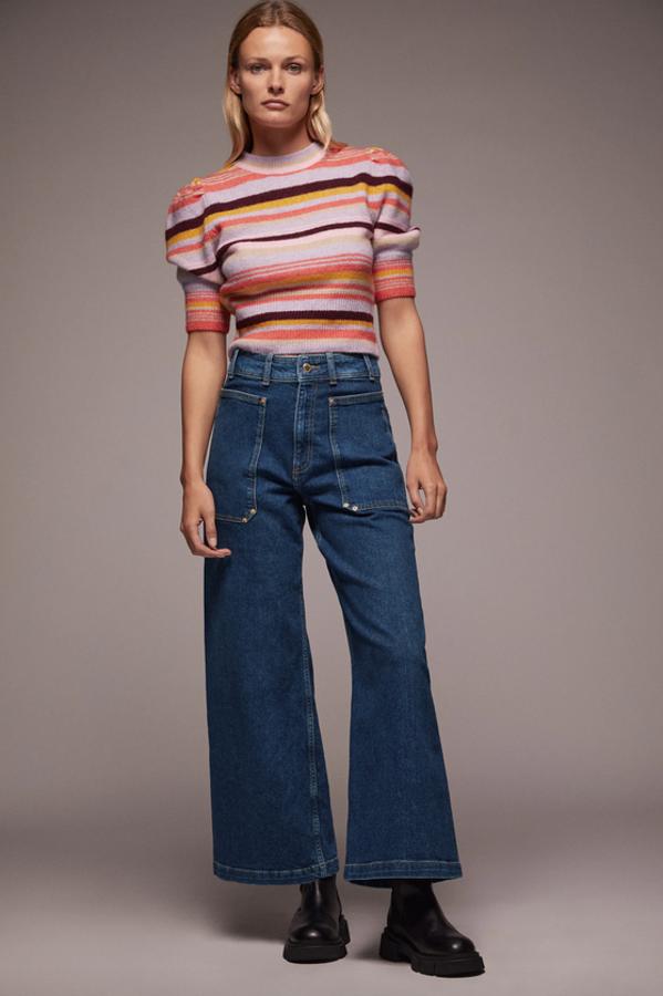 De tiro alto, con bolsillos de plastrón extragrandes en el frontal y normales en la parte trasera, estos vaqueros de pernera ancha y cierre delantero con cremallera y botón metálico son de Zara y cuestan 39,95 euros y están disponibles entre las tallas 32 y 42.