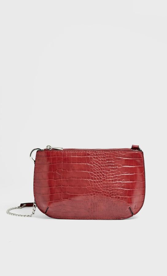 Este bolso bandolera efecto coco está disponible en color rojo o negro. Es de Stradivarius y tiene un precio de 15,99 euros.