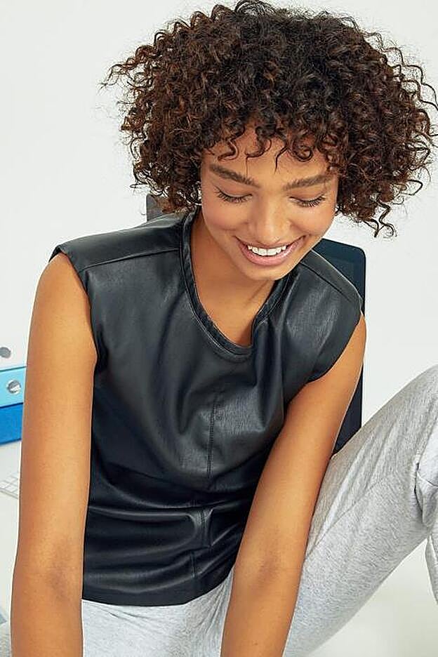 Camiseta con hombreras y sin mangas de la nueva colección de Stradivarius.