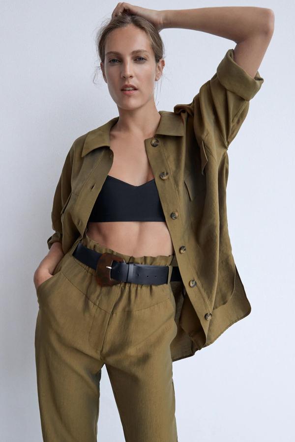 En color caqui, este conjunto está formado por sobrecamisa (39,95 euros) de manga larga acabada en vuelta con trabilla y bajo asimétrico con aberturas laterales y pantalón (39,95 euros) slouchy con cinturón a juego.