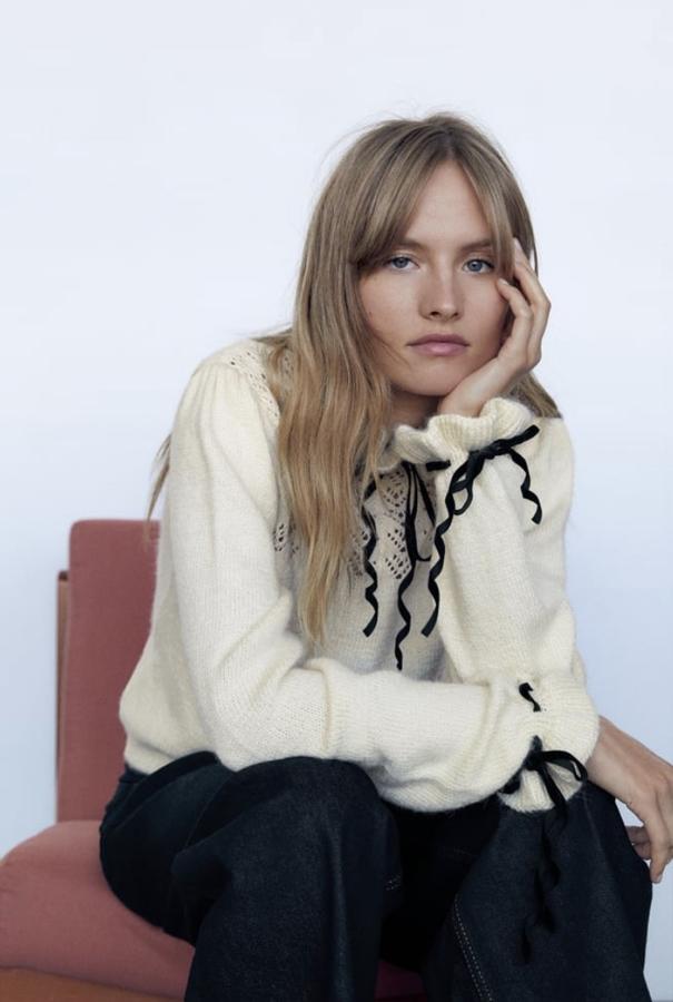 Jersey con cintas, volantes y detale de calados, de Zara (25,95 euros).