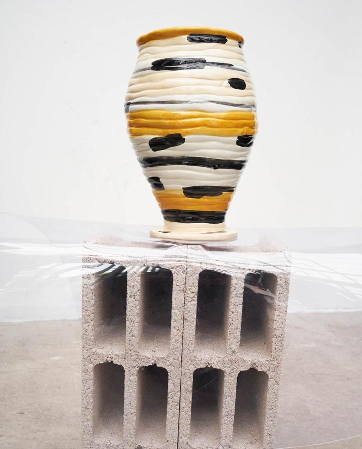 Zara Home acaba de lanzar una colección cápsula de jarrones (este cuesta 79.95 euros) con Jade Paton y Jessica Hans que son auténticas obras de arte y que convierten la estética irregular y colorida en un objeto de decoración que aportará personalidad a cada espacio.