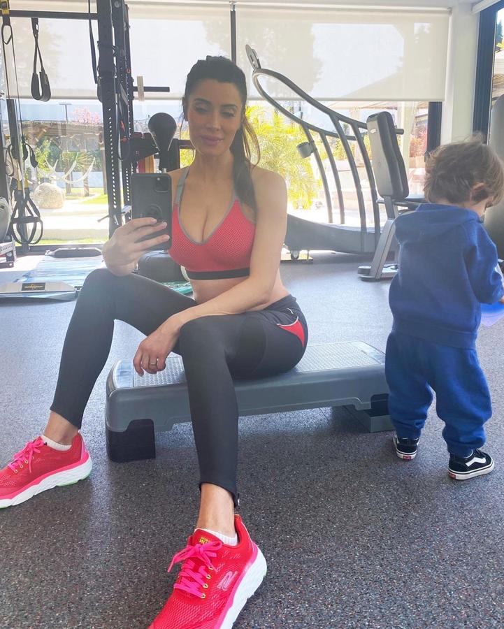 Aunque aún se está recuperando de su cuarto embarazo, Pilar ya vuelve poco a poco a su rutina deportiva. Aunque parezca un milagro de la naturaleza, el cuerpo de la presentadora es humano y tiene mucho trabajo detrás. Pilar ha asegurado que le encanta entrenar a diario, algo que puede realizar sin problemas en el completo gimnasio que tiene en su casa, y donde la hemos podido ver en numerosas ocasiones. Además, cuenta con la ayuda de Noe Todea, su entrenadora desde hace muchos años y la persona que le ha ayudado a mantener su cuerpo más que perfecto y a recuperarse tras los embarazos.