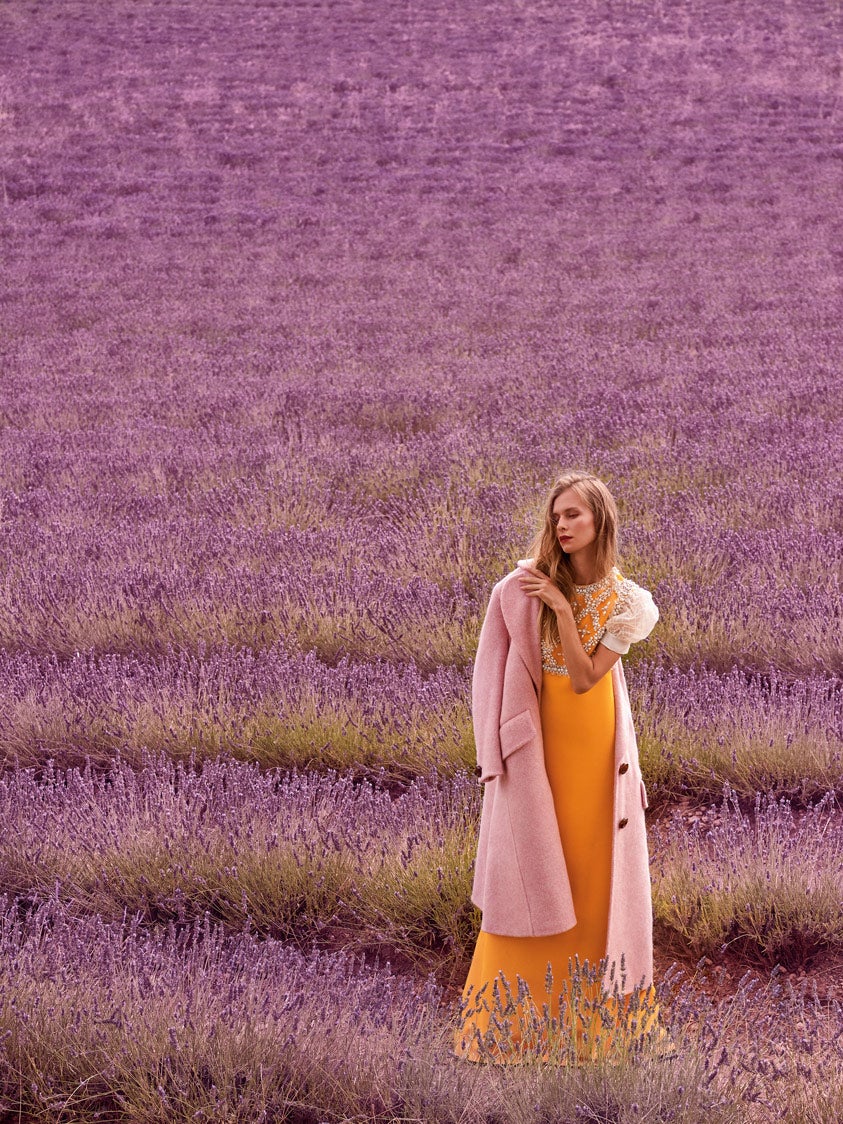Vestido de manga corta abullonada con perlas bordadas en el frontal, y abrigo de lana, ambos de Miu Miu.