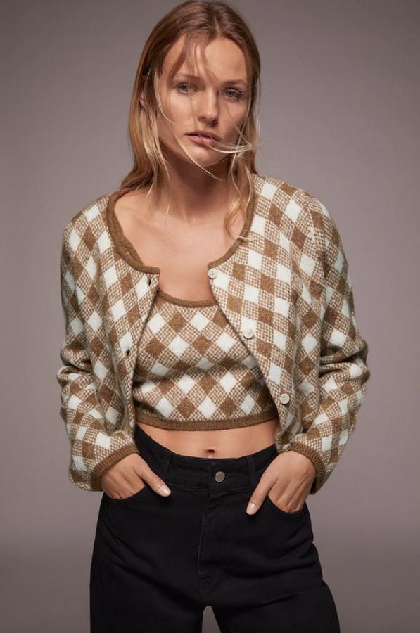 Uno de nuestros favoritos es este conjunto de Zara en tonos camel y blanco con estampado de rombos. El top tiene escote de pico y tirantes finos con bajos acabados en rib (15,95 euros) y la chaqueta cropped tiene el cuello redondo y el cierre frontal de botones en blanco roto (22,95 euros). Ambos están disponibles en las tallas S, M y L.