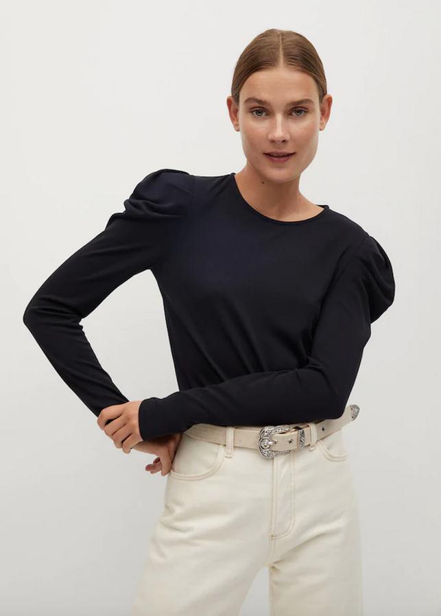 Confeccionada en tejido mezcla de modal, esta camiseta de manga larga con cuello redondo y hombros abullonados es de Mango y podemos comprarla entre las tallas XS y XL por 19,99 euros.