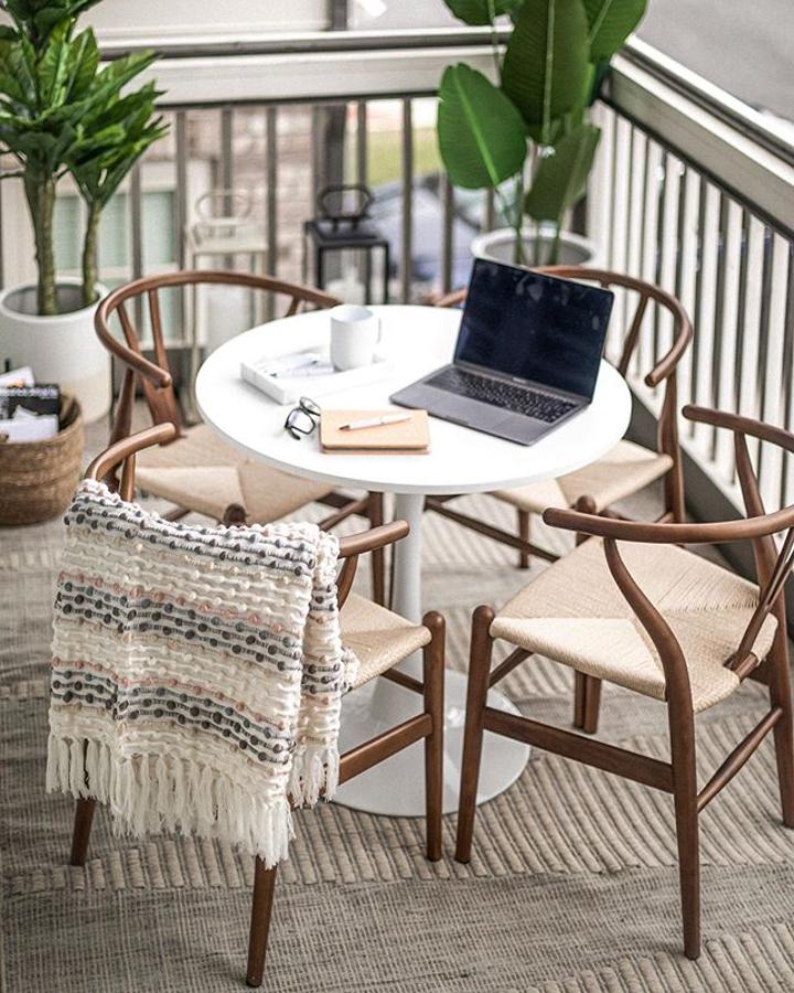 Cualquier rincón puede transformarse en tu oficina, la clave pasa porque sea un espacio independiente al que solo des ese uso durante las horas de trabajo. Esta zona de teletrabajo en la terraza que proponen desde Amazon Home es ideal.