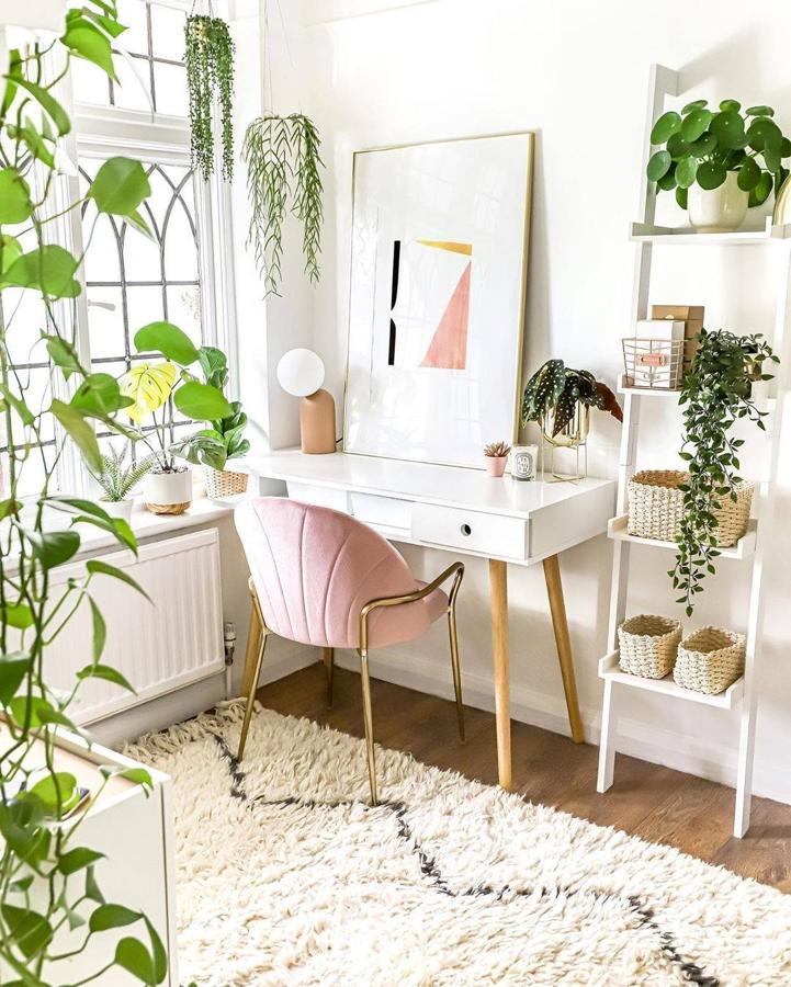 Nos encanta cómo desde Primark Home apuestan por un rincón de trabajo en el que la luz natural y la decoración con plantas son las protagonistas.