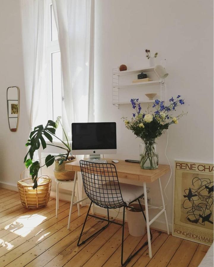 Esta oficina que nos proponen desde Westwing no nos puede gustar más: minimalismo, mucha luz y plantas que demuestran que un pequeño espacio es suficiente para el teletrabajo.