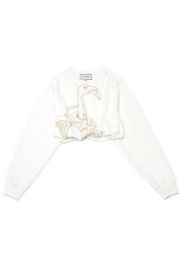 En color blanco, esta sudadera cropped de algodón de manga larga y bajo con goma cuenta con una serigrafía con textura en tono dorado en la parte delantera. Tiene un precio de 95 euros.