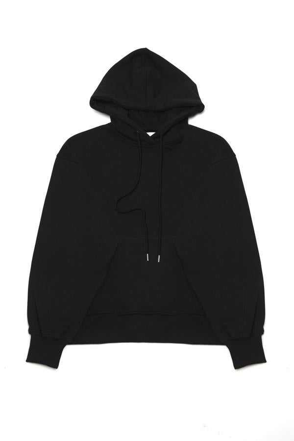 Disponible en negro o blanco, esta sudadera con bolsillo delantero y puños y bajo de canalé cuenta con logo de la marca serigrafiado en la espalda y cordones con terminaciones metálicas. Tiene un precio de 95 euros.