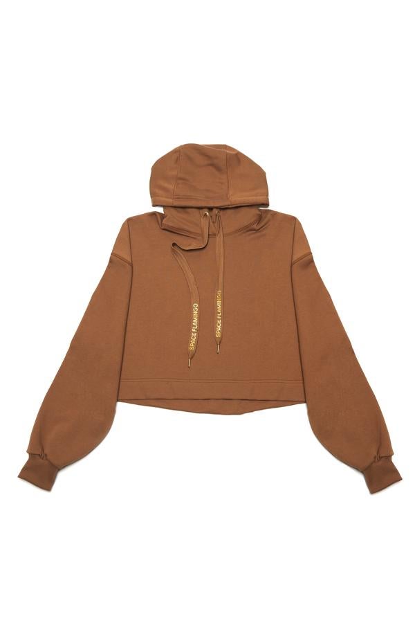 Disponible en camel, blanco o negro, esta sudadera cropped de algodón y manga caída cuenta con cordones en la capucha serigrafiados en tono dorado y terminaciones metálicas también en dorado. Con el nombre de la marca en la espalda, tiene un precio de 99 euros.