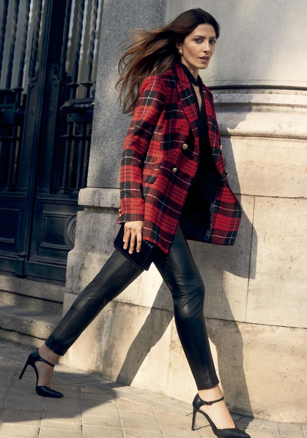 Con unos leggings de cuero y unos zapatos de tacón, Bárbara demuestra que  el abrigo o la blazer de cuadros  es la mejor prenda para las 24 horas del día. Desde imprescindible en un look de oficina hasta convertirse en el toque lady de un look de noche.