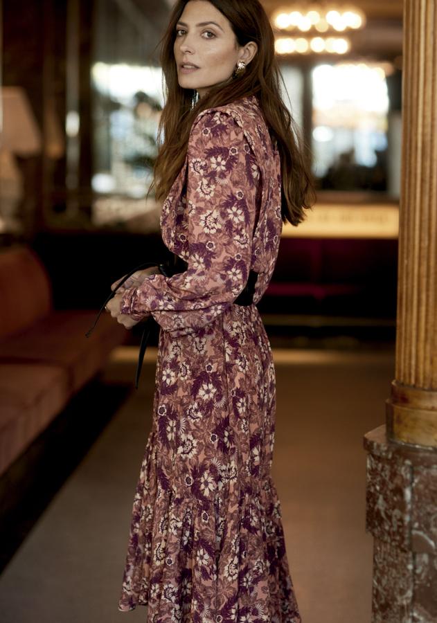 Dos piezas combinadas, ya sean de punto o de flores. Esta es una de las claves de estilo de esta nueva temporada y Bárrbara la interpreta a la perfección con este conjunto estampado en tonos maquillaje que te puedes poner con botas altas. Una apuesta segura que podrás llevar también por separado.