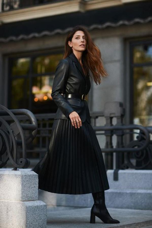 No solo tenemos claro que necesitamos una blazer de cuero (o efecto piel) en nuestro armario de otoño, es que ahora, después de ver a Bárbara Lennie, queremos combianarla con una falda a juego. Y añadirle el toque de tendencia definitivo: el cinturón.