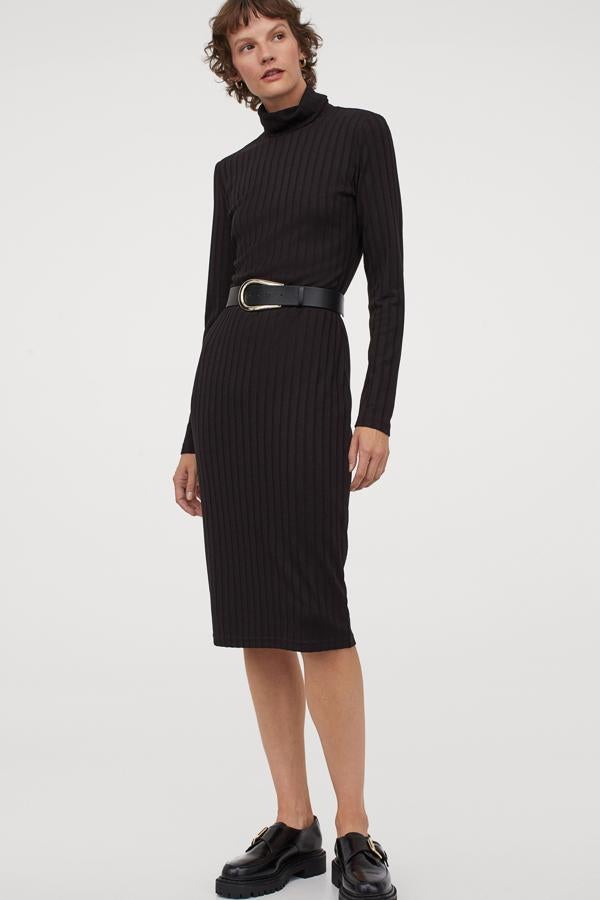 En color negro, este vestido midi entallado en punto suave de canalé cuenta con cuello alto y mangas largas. Tiene un precio de 19,99 euros.
