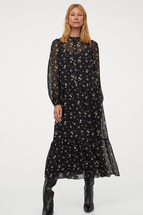 En color negro con estampado floral amarillo, este vestido de gasa con cuello mao y manga larga abullonada tiene un precio de 39,99 euros.