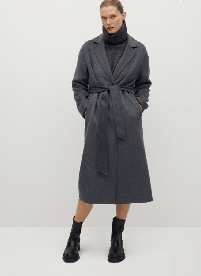 El clásico abrigo de fondo de armario, gris oscuro con cinturón, de la nueva colección de Mango (99,99 euros).