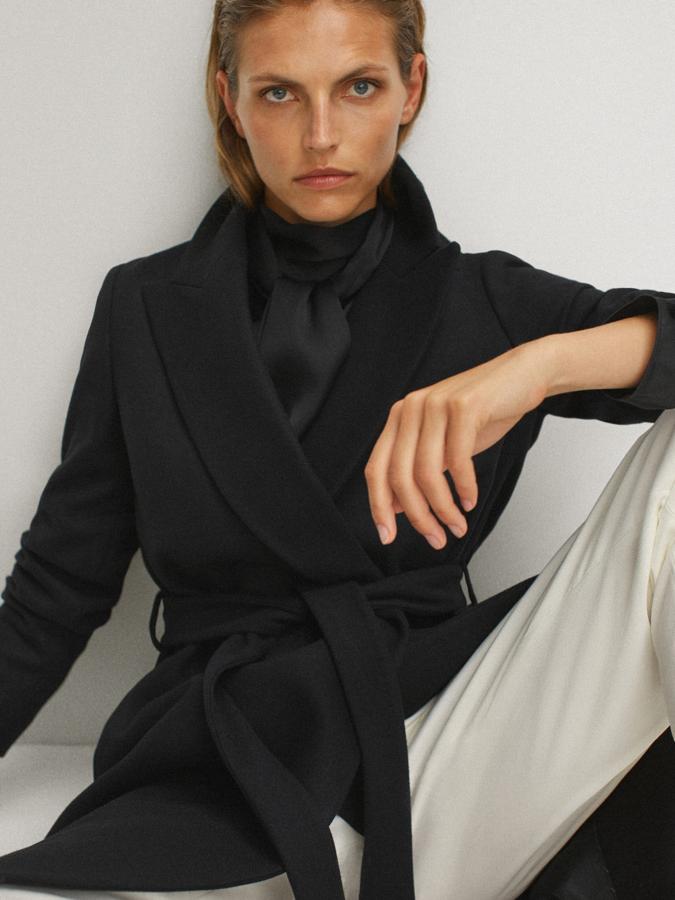 De lana, negro de largo miid y con cinturón, de Massimo Dutti (199 euros).