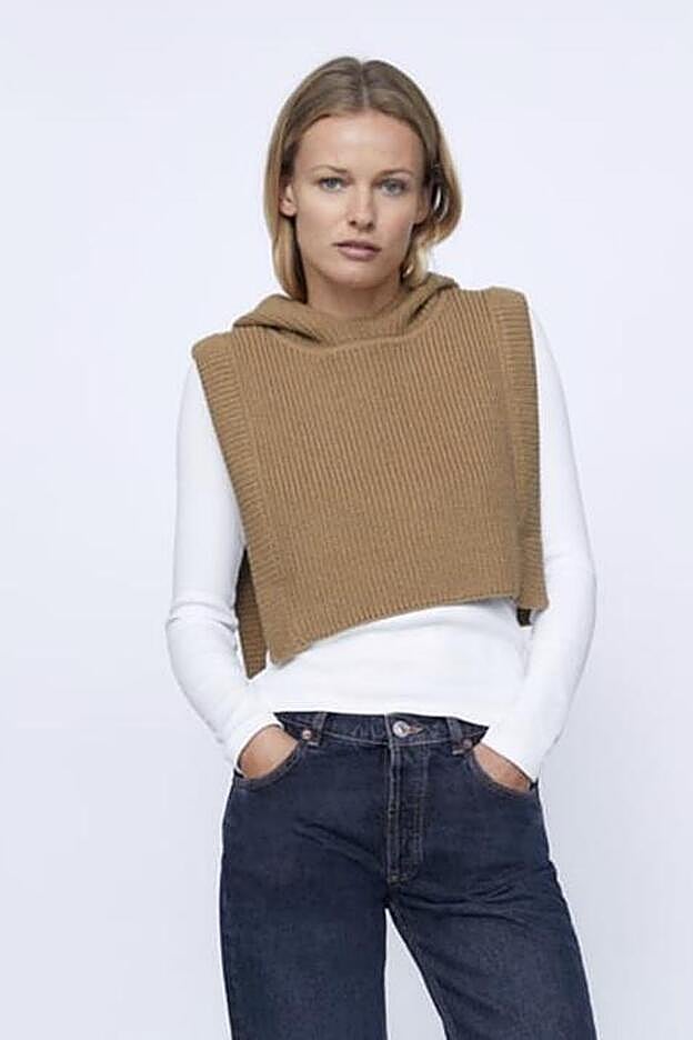 Chaleco de punto con capucha, de Zara (19,95 euros).
