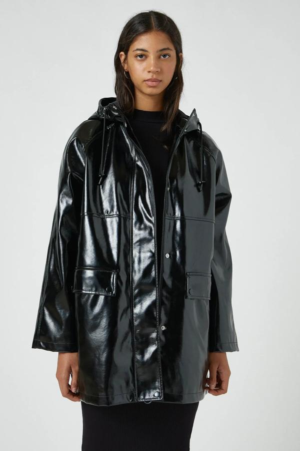 Este chubasquero en tejido de color negro cuenta con capucha y cierre mediante cremallera y tiene un precio de 39,99 euros.